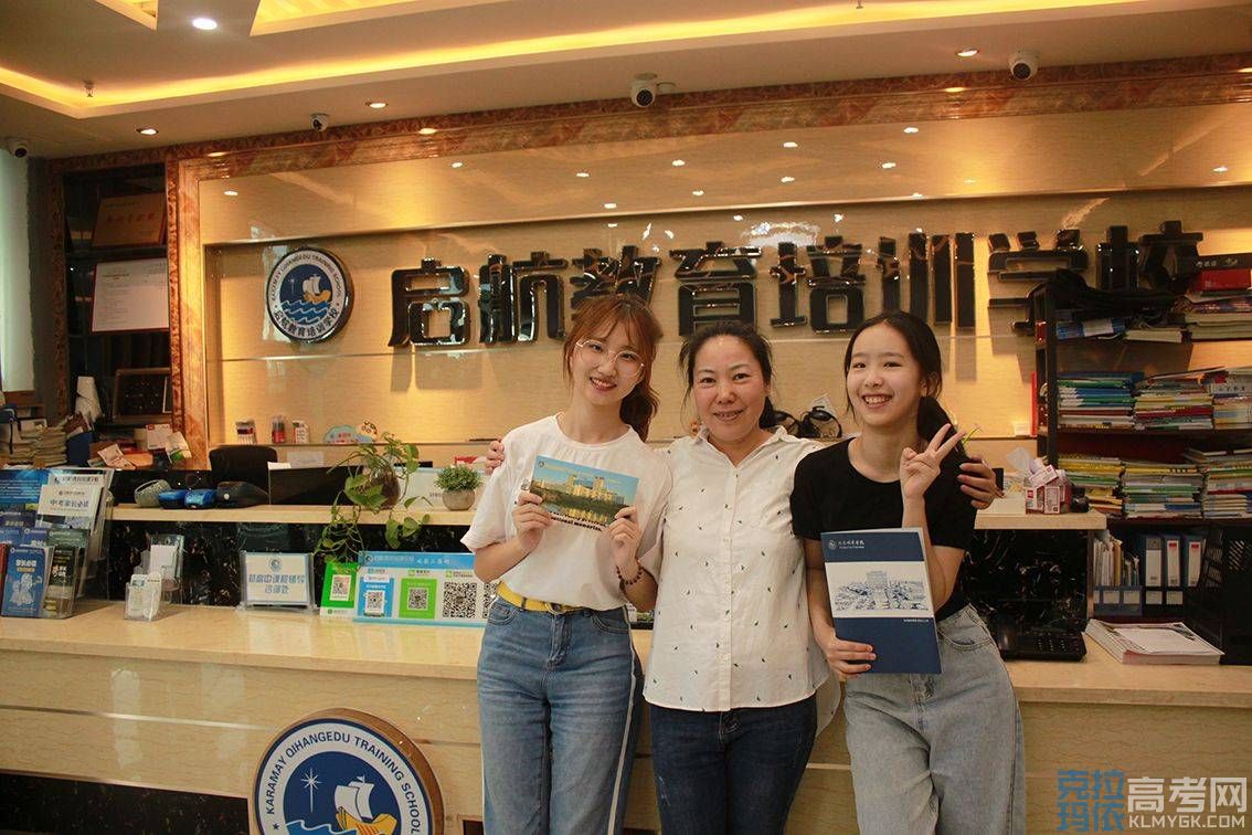 教师专注辅导学生